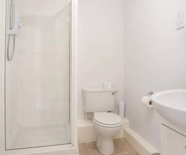 Dicksonfield - Modern 2 Bed, 2 Bath Close To Centre *