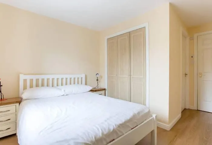 Dicksonfield - Modern 2 Bed, 2 Bath Close To Centre