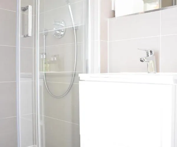 Bernard St - Bright And Spacious 1 Bed At The Shore! *