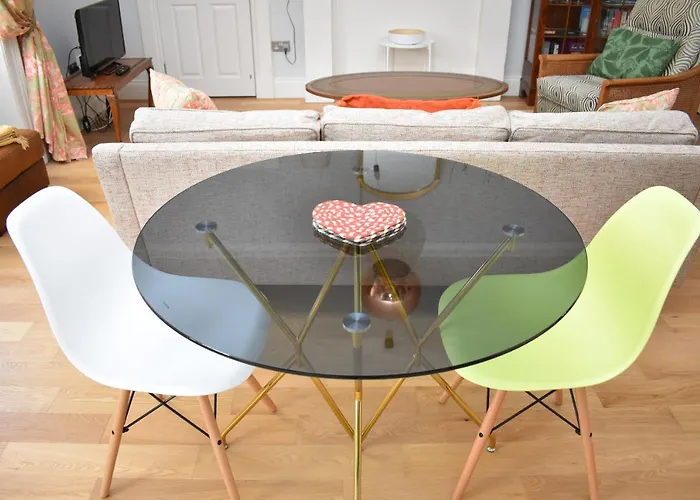 Bernard St - Bright And Spacious 1 Bed At The Shore!