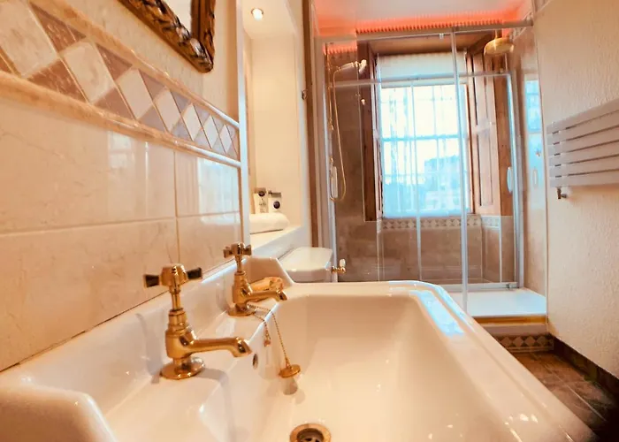 F2 Charming Centre Full Of Character *