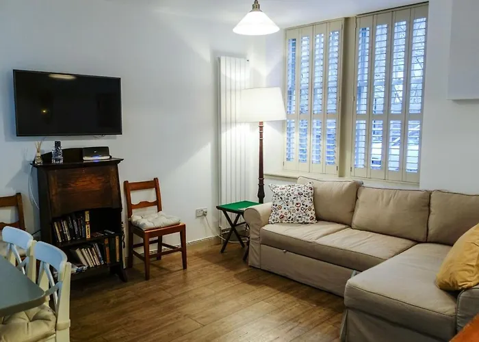 Apartament Quiet Ground Floor Mews Flat And Parking *