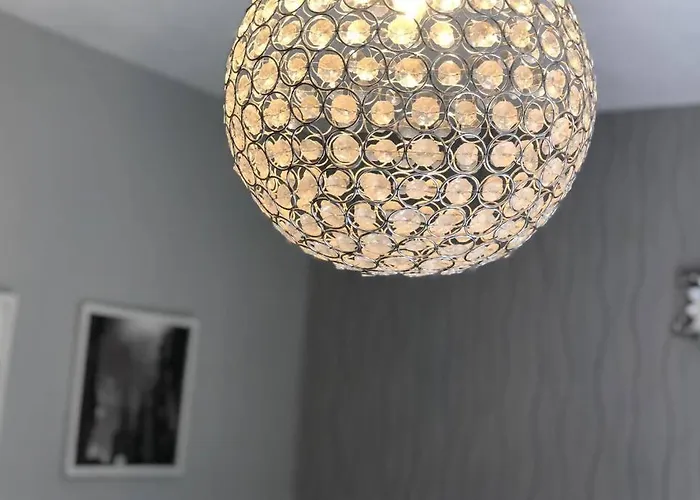 Chic 2 Bed With Free Parking- Recently Redecorated, 10 Minutes To Centre Edynburg