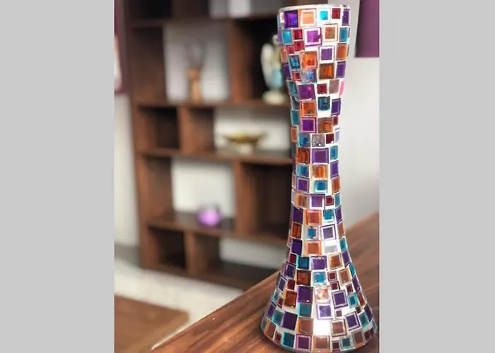 Chic 2 Bed With Free Parking- Recently Redecorated, 10 Minutes To Centre *