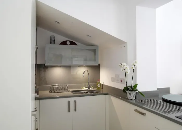 Quiet Ground Floor Mews Flat And Parking Apartament *
