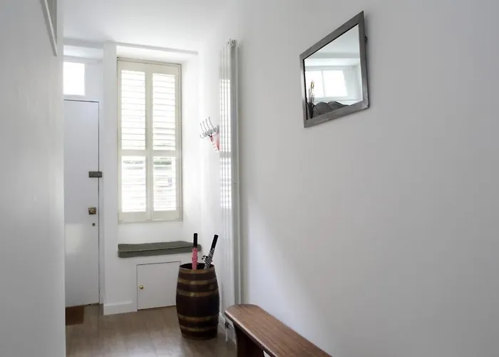 Quiet Ground Floor Mews Flat And Parking Edynburg