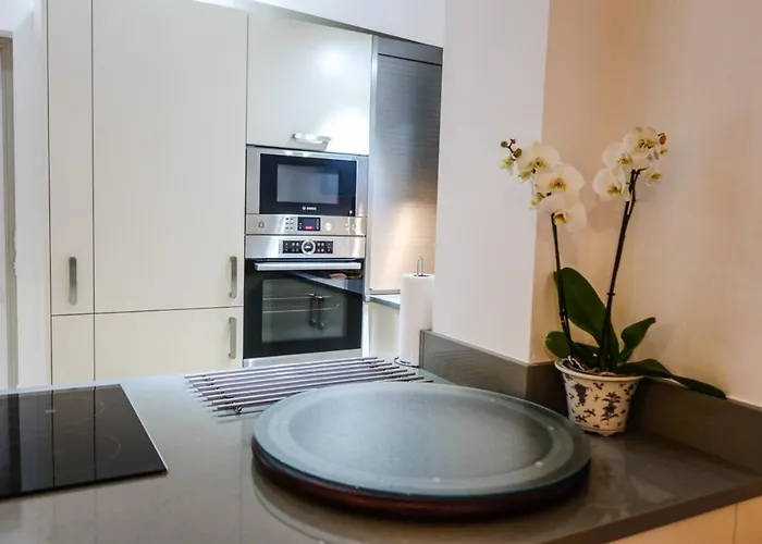 Quiet Ground Floor Mews Flat And Parking *