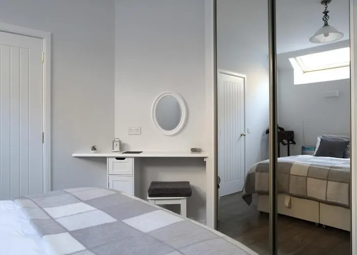 Quiet Ground Floor Mews Flat And Parking Apartament Edynburg