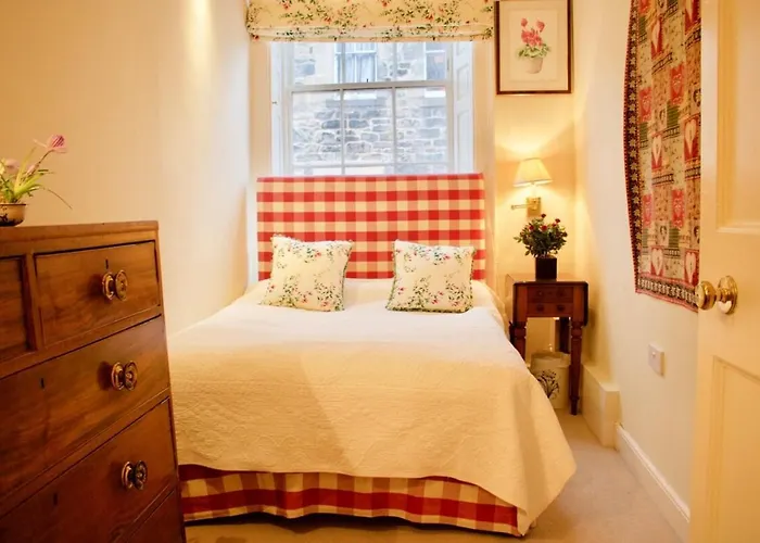 Period On Castle Street Apartment Edinburgh