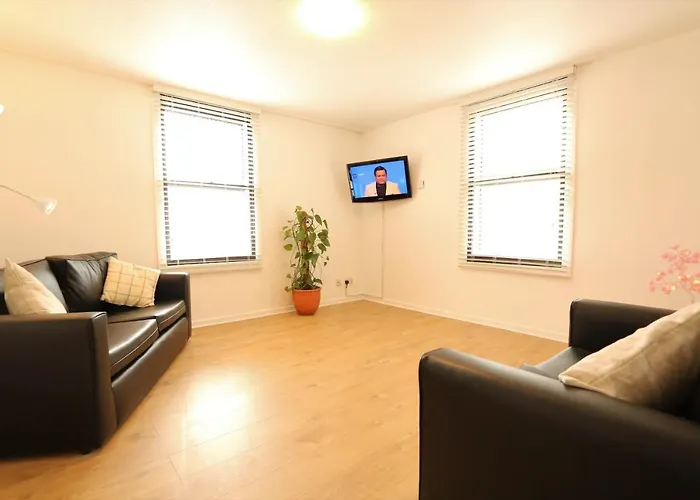 3 Bedroom Centre In Lauriston Place Apartmán *