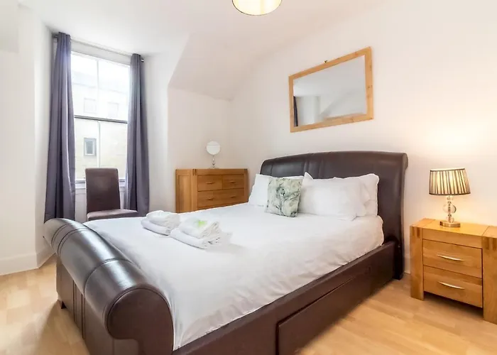 Bright And Cosy Flat At The Heart Of The Old Town - Pass The Keys