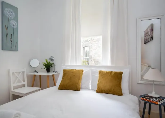 Stockbridge Two Bedroom Apartament *