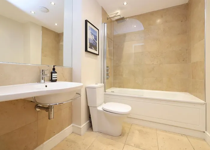 Joivy Spacious 2 Bed,2 Bath Flat, Free Parking And Rooftop Terrace Appartement *