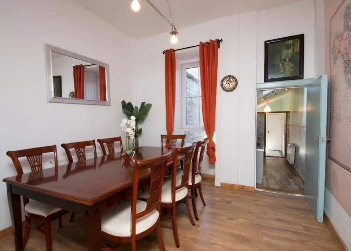 7 Bedroom Townhouse *