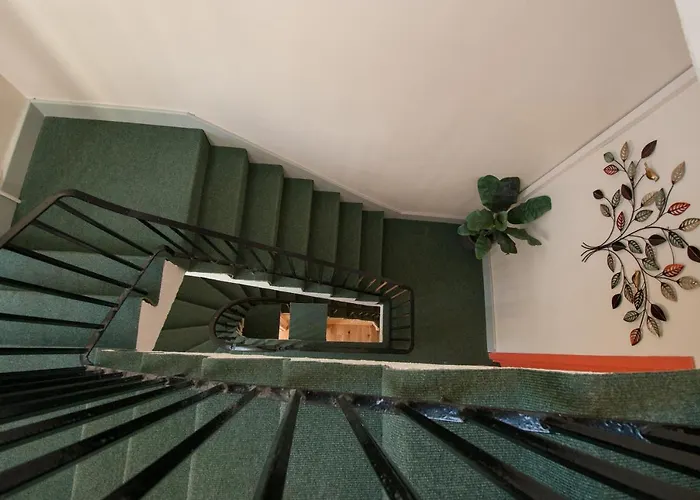 7 Bedroom Townhouse *
