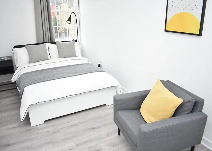 Modern & Bright 1 Bed For 4 Close To Centre!
