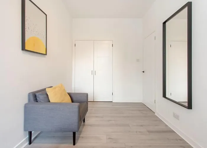 Modern & Bright 1 Bed For 4 Close To Centre! *