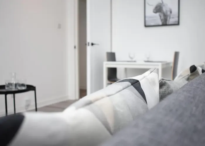 Modern & Bright 1 Bed For 4 Close To Centre! *