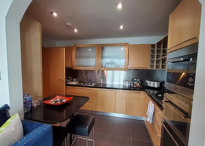 아파트 2 Bed Aprtmt- Waterfront, 5 Beds, Parking
