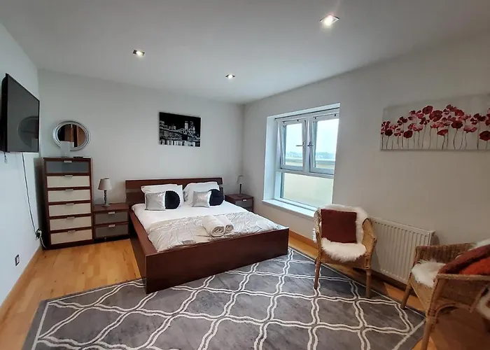 아파트 2 Bed Aprtmt- Waterfront, 5 Beds, Parking