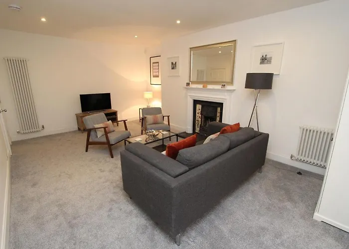 Centre New Town 2 Bedroom Flat *