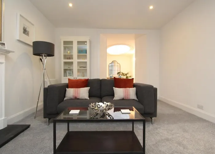 Centre New Town 2 Bedroom Flat *