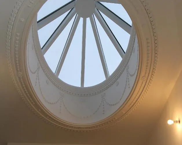 Centre New Town 2 Bedroom Flat דירה