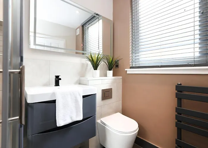 Joivy Modern 1 Bed Flat In West End, Close To Princes Gardens