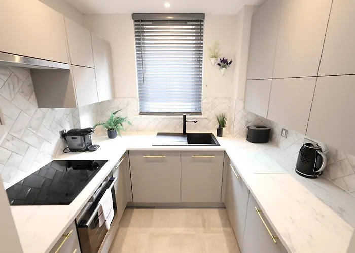 Joivy Modern 1 Bed Flat In West End, Close To Princes Gardens