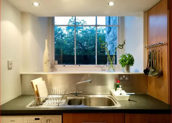 Mezzanine In Historic School * إدنبرة