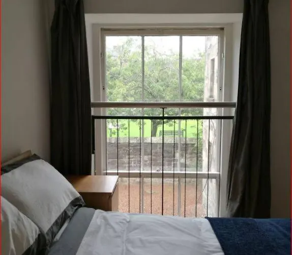 Mezzanine In Historic School إدنبرة