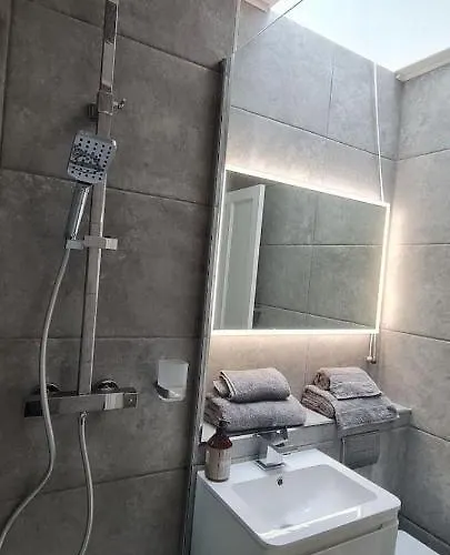 Castle Terrace 1 Bed Looking Onto Castle - Sleeps Upto 4 * Edinburgh