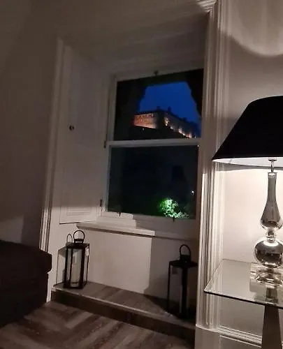 Castle Terrace 1 Bed Looking Onto Castle - Sleeps Upto 4 Edinburgh