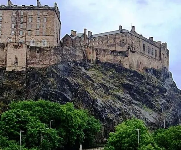 Castle Terrace 1 Bed Looking Onto Castle - Sleeps Upto 4