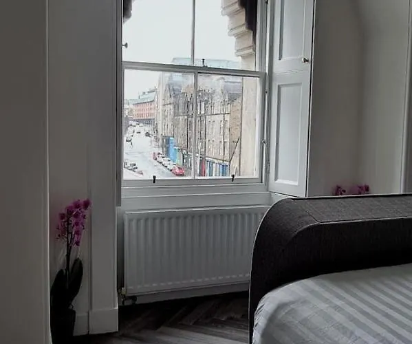 Castle Terrace 1 Bed Looking Onto Castle - Sleeps Upto 4 *