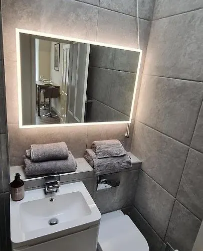 Castle Terrace 1 Bed Looking Onto Castle - Sleeps Upto 4 *