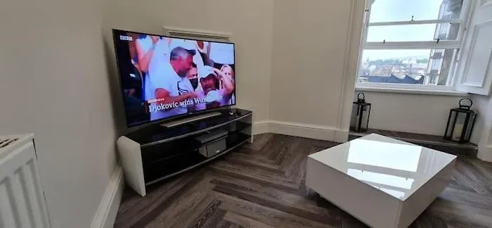 Castle Terrace 1 Bed Looking Onto Castle - Sleeps Upto 4