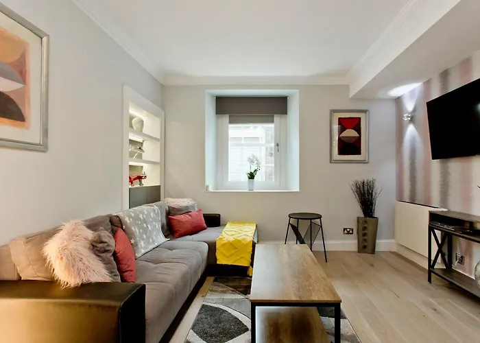 Ultra Modern, West End Village, Refurbished Basement Appt * 爱丁堡