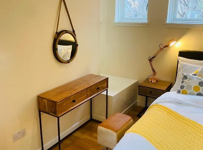 2 Bed 2 Bath With Private Parking Lägenhet