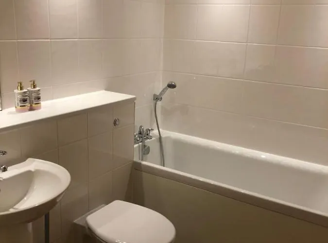 Lägenhet 2 Bed 2 Bath With Private Parking