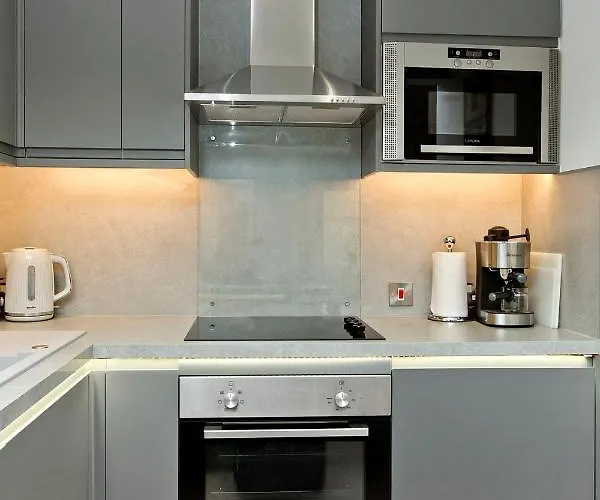 公寓 Ultra Modern, West End Village, Refurbished Basement Appt *