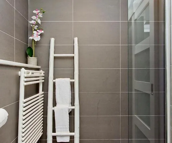 Ultra Modern, West End Village, Refurbished Basement Appt 公寓