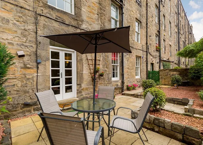 Elite 3 Bed New Town With Private Walled Garden شقة