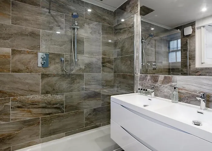 Drylaw House, Grade A Listed Mansion Near Centre Casa vacanze *