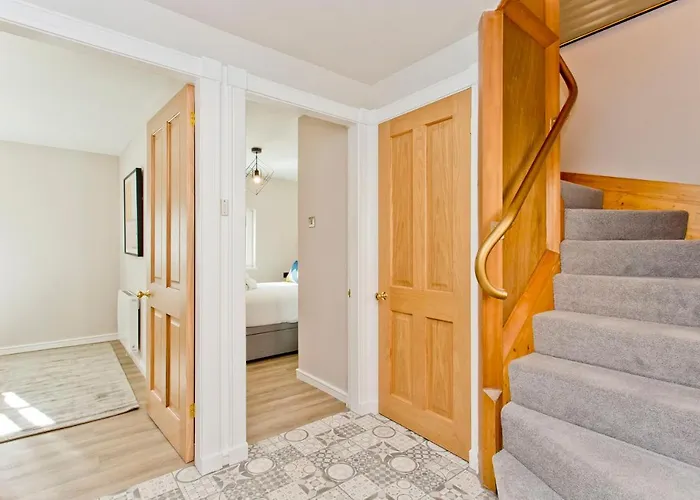 Newly Reno'd 2 Bed With Free Parking