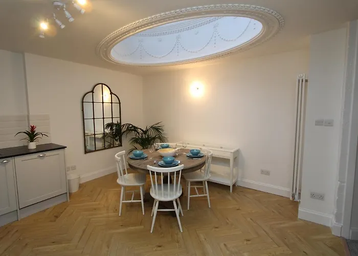 Centre New Town 2 Bedroom Flat דירה