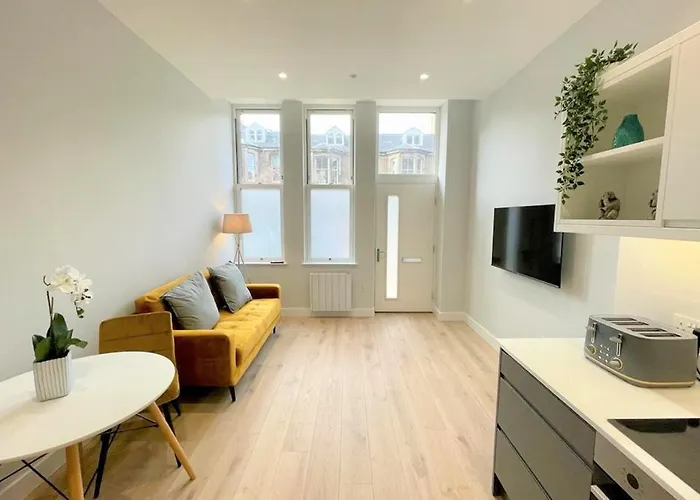 Chic, Newly Reno'd 1 Bed Open Plan, Nr The Meadows 아파트