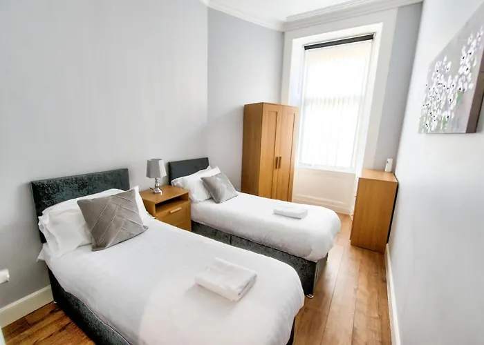 Modern Sleeps 6 דירה *