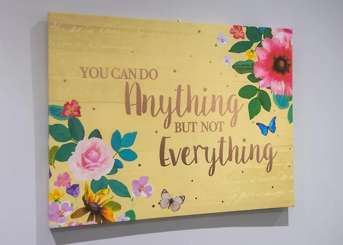 Modern Sleeps 6 דירה *