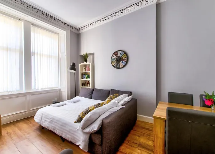 Modern Sleeps 6 דירה *